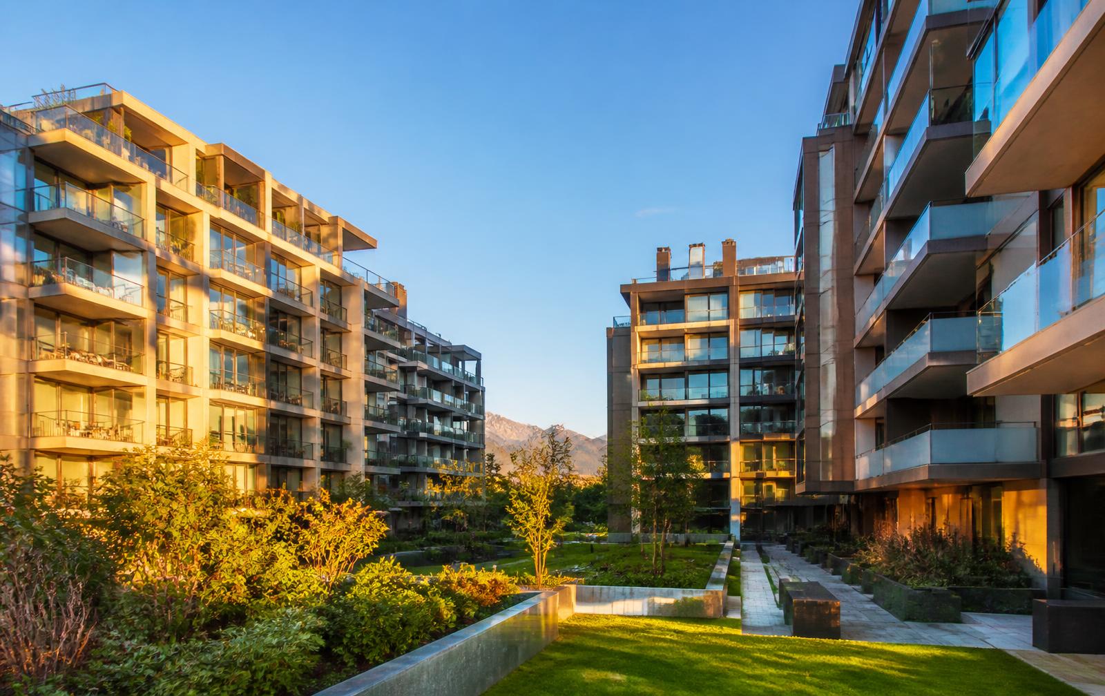 Condominio residencial con áreas verdes al atardecer